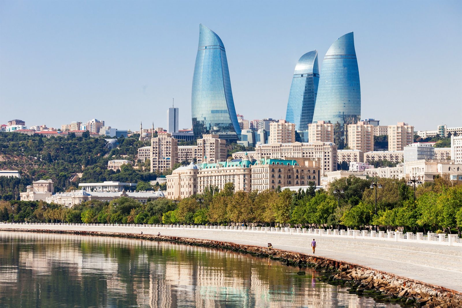 Пламенные башни над Баку и Приморский бульвар вдоль Каспийского моря