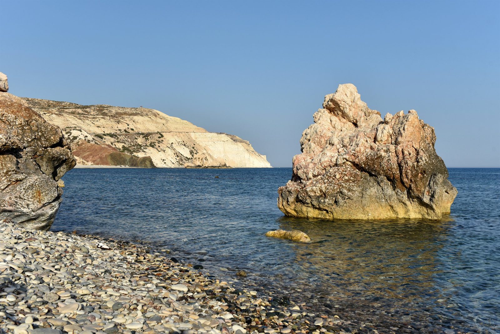 Скала Афродиты в море у галечного берега возле Пафоса