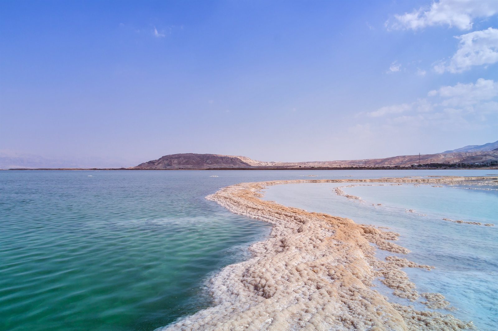 Соляные отложения у берега Мёртвого моря и бирюзовая вода