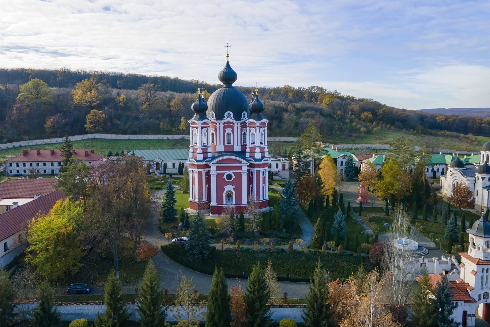 Яркий собор Курковского монастыря среди осенних холмов